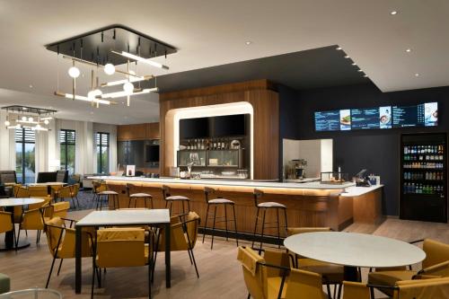 a restaurant with tables and chairs and a bar at Courtyard by Marriott Billings in Billings