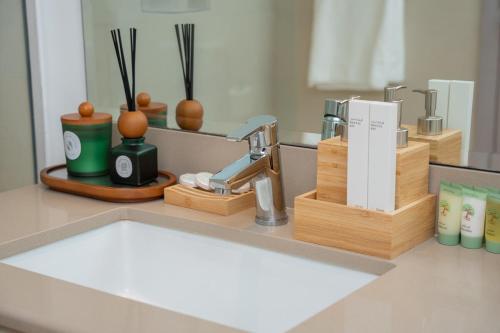 阿布扎比Luxury New 2BDR On Yas Island的浴室的柜台配有带镜子的盥洗盆