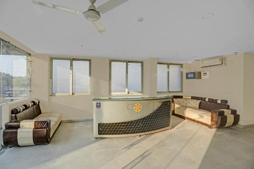 Et opholdsområde på Super Townhouse Crystal Leaf