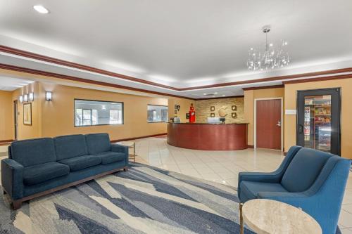 a lobby with two blue couches and a waiting room at Comfort Suites South Bend Near Casino in South Bend