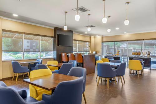 a restaurant with tables and chairs and a bar at Comfort Suites Ontario Airport Convention Center in Ontario