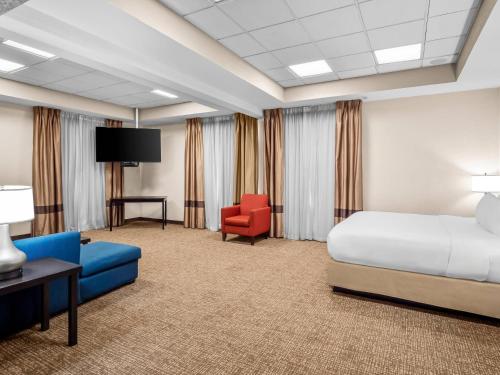 Postel nebo postele na pokoji v ubytování Comfort Inn & Suites Allen Park - Dearborn