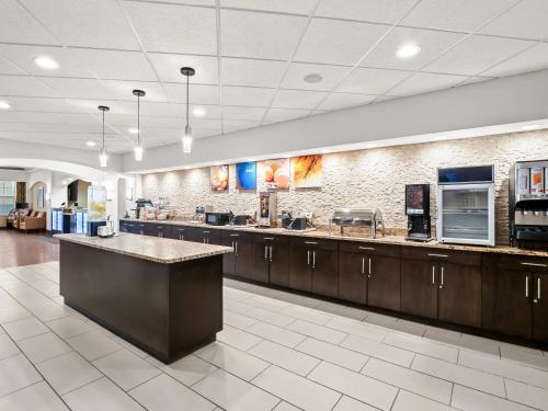 Kuchyň nebo kuchyňský kout v ubytování Comfort Inn & Suites Allen Park - Dearborn