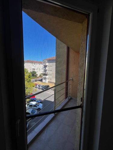Un balcón con vista a un estacionamiento. en Apartament Flammarion, en Oradea