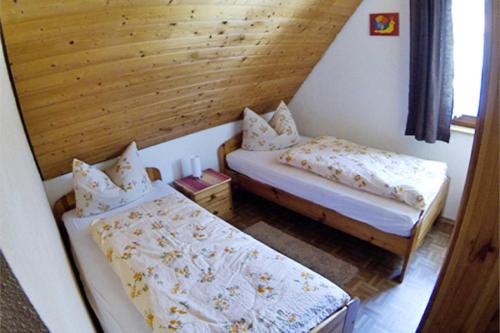 Postel nebo postele na pokoji v ubytování Schlossberghof Schnellingen