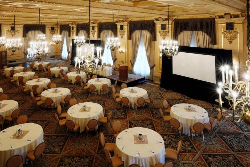 Μια τηλεόραση ή/και κέντρο ψυχαγωγίας στο The Fort Garry Hotel, Spa and Conference Centre, an Ascend Collection Hotel