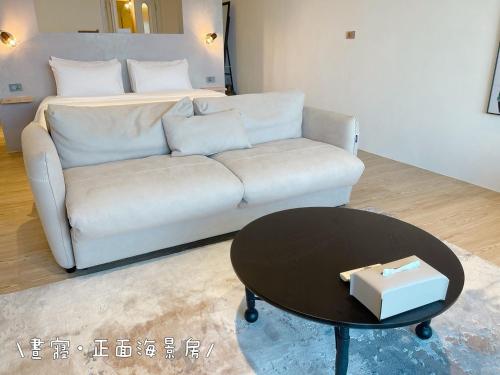 a living room with a couch and a table at QBE 民宿 南灣館 QBE Nanwan in Nanwan