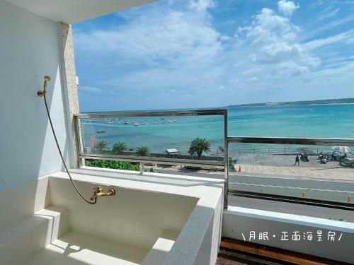 a balcony with a view of the beach at QBE 民宿 南灣館 QBE Nanwan in Nanwan