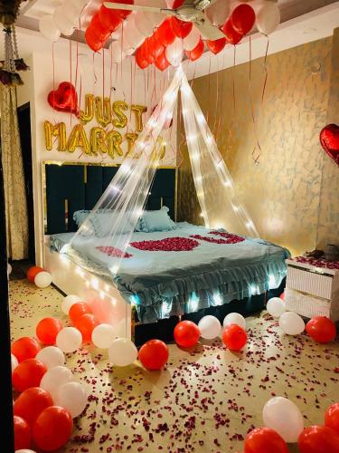 a room with a bed with a bunch of balloons at A Dream Inn Hotel in Delhi