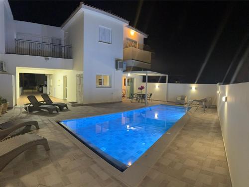 Gallery image of Margarita Luxury 3 Bed & Pool in Dherinia