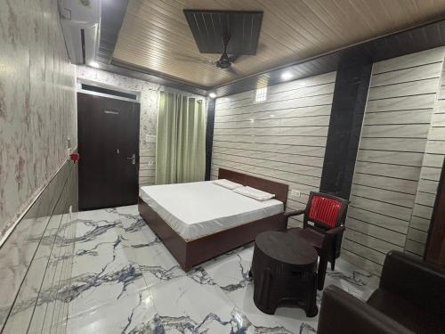 Postel nebo postele na pokoji v ubytování Hotel samriddhi palace