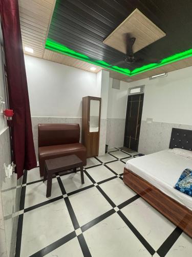 Postel nebo postele na pokoji v ubytování Hotel samriddhi palace