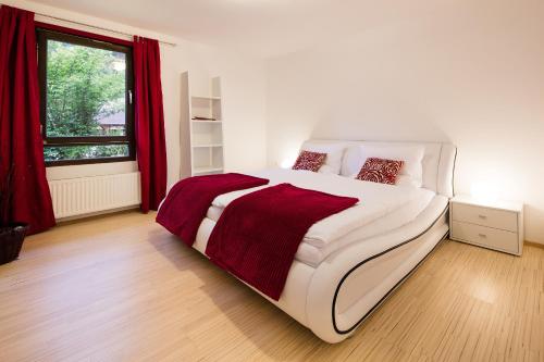 A bed or beds in a room at W & S Executive Apartments - Hallstatt I