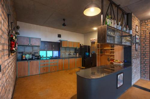 Una cocina o cocineta en SaffronStays Jharokha