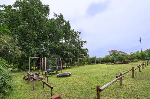 Un jardín fuera de SaffronStays Jharokha