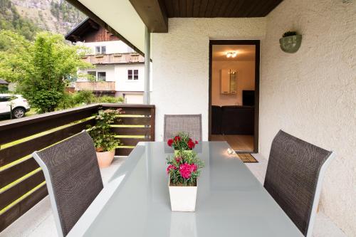 A balcony or terrace at W & S Executive Apartments - Hallstatt I