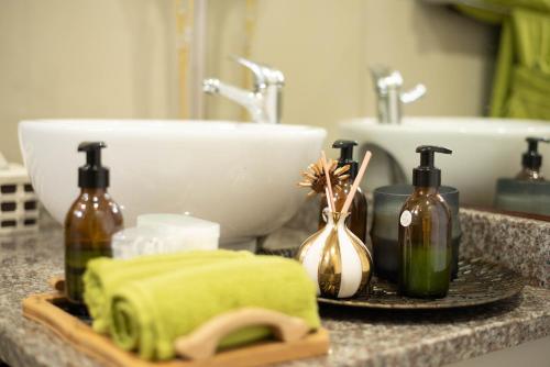 een wastafel en een wastafel bij AA Sea View in Durban