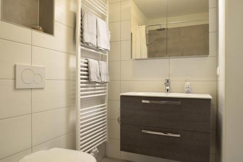Ένα μπάνιο στο Traumhaftes Strand-Apartment mit Meerblick