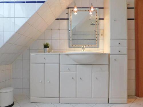 une salle de bain avec un lavabo et un miroir dans l'établissement Garten, Terrasse und Kamin - Cozy Cottage 1, à Burg