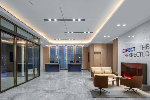 an office lobby with a sign that reads expect the unexpected at Holiday Inn Express Harbin Central Avenue by IHG in Harbin