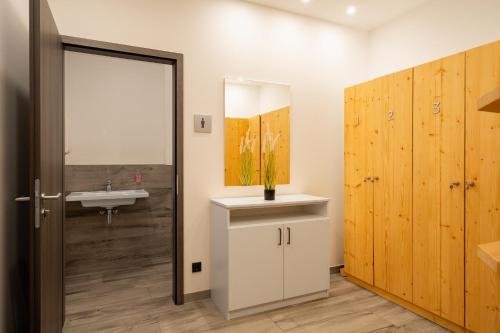 un bagno con lavandino e specchio di Ostseefeeling - 5 Sterne Ferienwohnung mit Südbalkon in der Seefahrtschule Wustrow a Wustrow