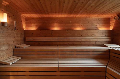 an empty sauna with wooden walls and wooden ceilings at Boddenflair in der Seefahrtschule in Wustrow