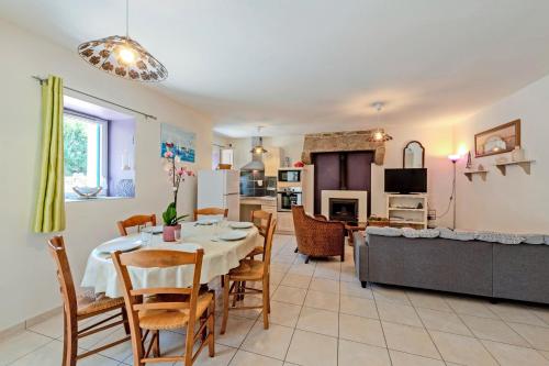 une salle à manger et un salon avec une table et des chaises dans l'établissement Les gites de Françoise, à Cléder