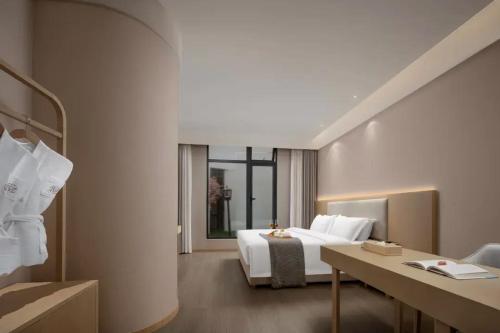 Una cama o camas en una habitación de Yinxitang Suites Hotel, Chengdu Chunxi Road, Luomashi Subway Station