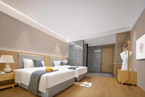 Una cama o camas en una habitación de Yinxitang Suites Hotel, Chengdu Chunxi Road, Luomashi Subway Station
