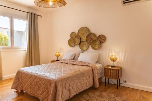 a bedroom with a bed and two lamps and a window at Villa Lisa Porto-Vecchio in Porto-Vecchio
