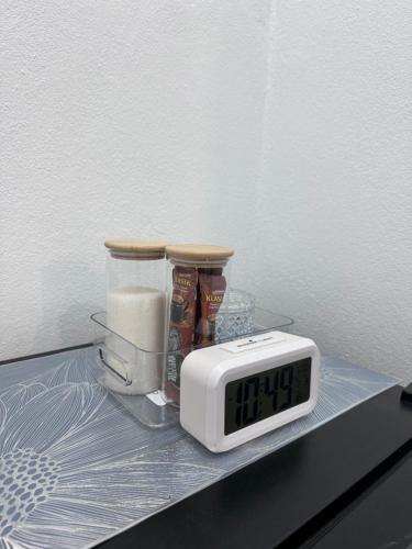 Un despertador y una tostadora sobre un estante en Rumah Petak Melor, en Gua Sai