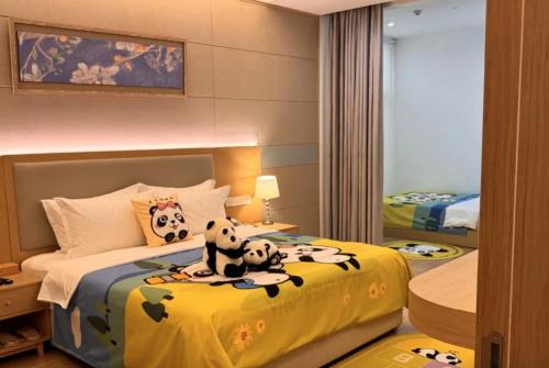 Una cama o camas en una habitación de Yinxitang Suites Hotel, Chengdu Chunxi Road, Luomashi Subway Station