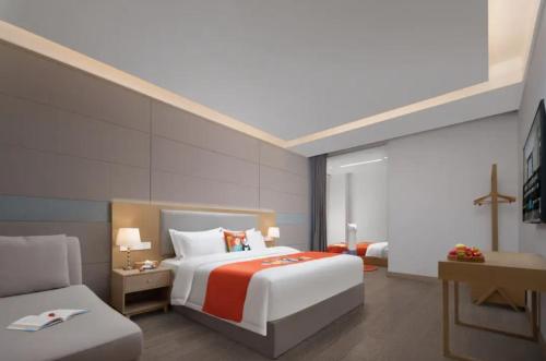 Una cama o camas en una habitación de Yinxitang Suites Hotel, Chengdu Chunxi Road, Luomashi Subway Station