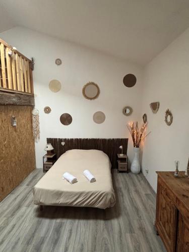 - une chambre avec un lit et quelques assiettes murales dans l'établissement Villa bellevue, à Roquebrune