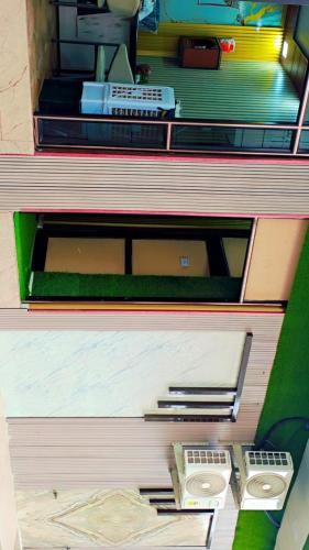a set of three shelves with acomputerasteryasteryasteryasteryasteryasteryasteryastery at A Dream Inn Hotel in Delhi
