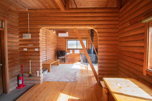 een kamer met houten wanden en een houten vloer bij 神石高原ティアガルテン 