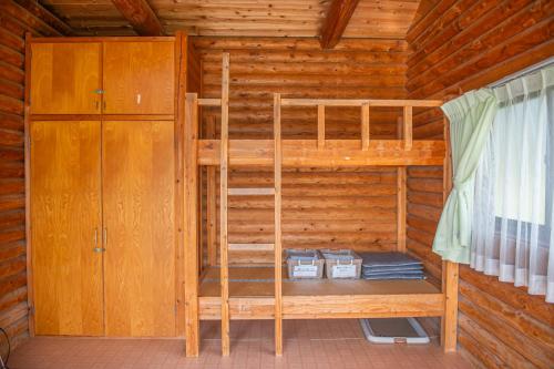 een slaapkamer met een stapelbed in een blokhut bij 神石高原ティアガルテン 