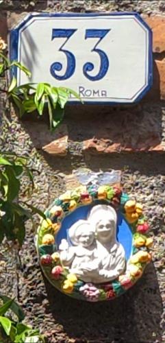 a sign with a picture of a man on a wall at Flat Ghino di Tacco historical centre Radicofani in Radicofani