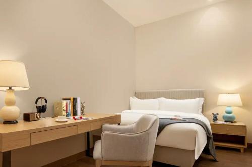 Una cama o camas en una habitación de Yinxitang Suites Hotel, Chengdu Chunxi Road, Luomashi Subway Station