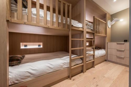 Letto o letti in una camera di Chalet Rosoire Courchevel 1650 Bed&Breakfast