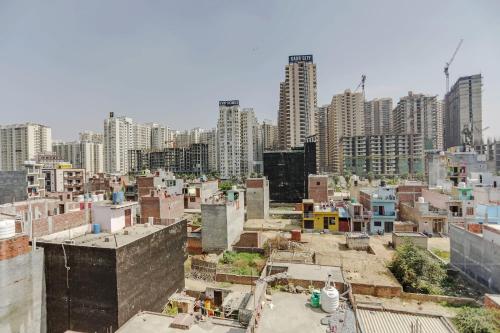 eine Luftaufnahme einer Stadt mit hohen Gebäuden in der Unterkunft Hotel O Dream Residency in Noida