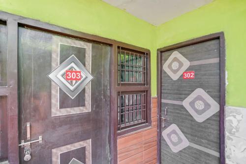 ein Paar Türen mit Nummern auf einem Zimmer in der Unterkunft Hotel O Dream Residency in Noida