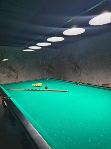 Biliár nebo kulečník v ubytování Gulkam Resort