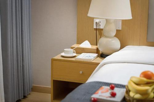 Una cama o camas en una habitación de Yinxitang Suites Hotel, Chengdu Chunxi Road, Luomashi Subway Station