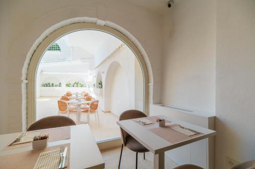 a dining room with an archway and a table and chairs at Maison Sirolo in Sirolo