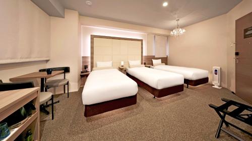 Postel nebo postele na pokoji v ubytování Doutonbori Crystal Hotel