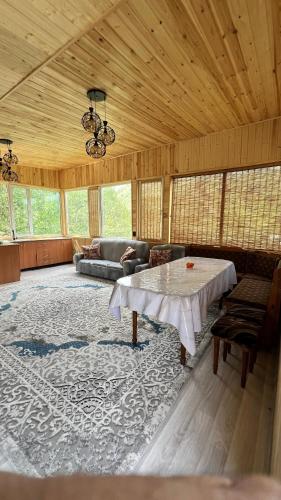 Postel nebo postele na pokoji v ubytování Жайлоо House