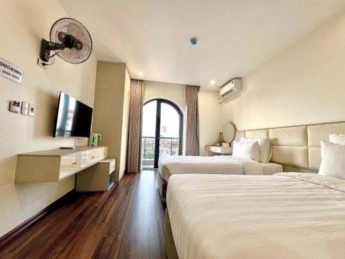 Postel nebo postele na pokoji v ubytování Grand Dragon Noi Bai Hotel