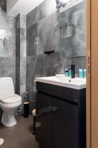 Un baño de Limani Comfort Rooms