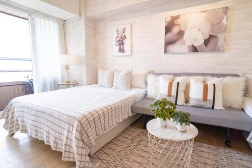 a bedroom with a bed and a couch at 樂居 台北 in T'ung-ko